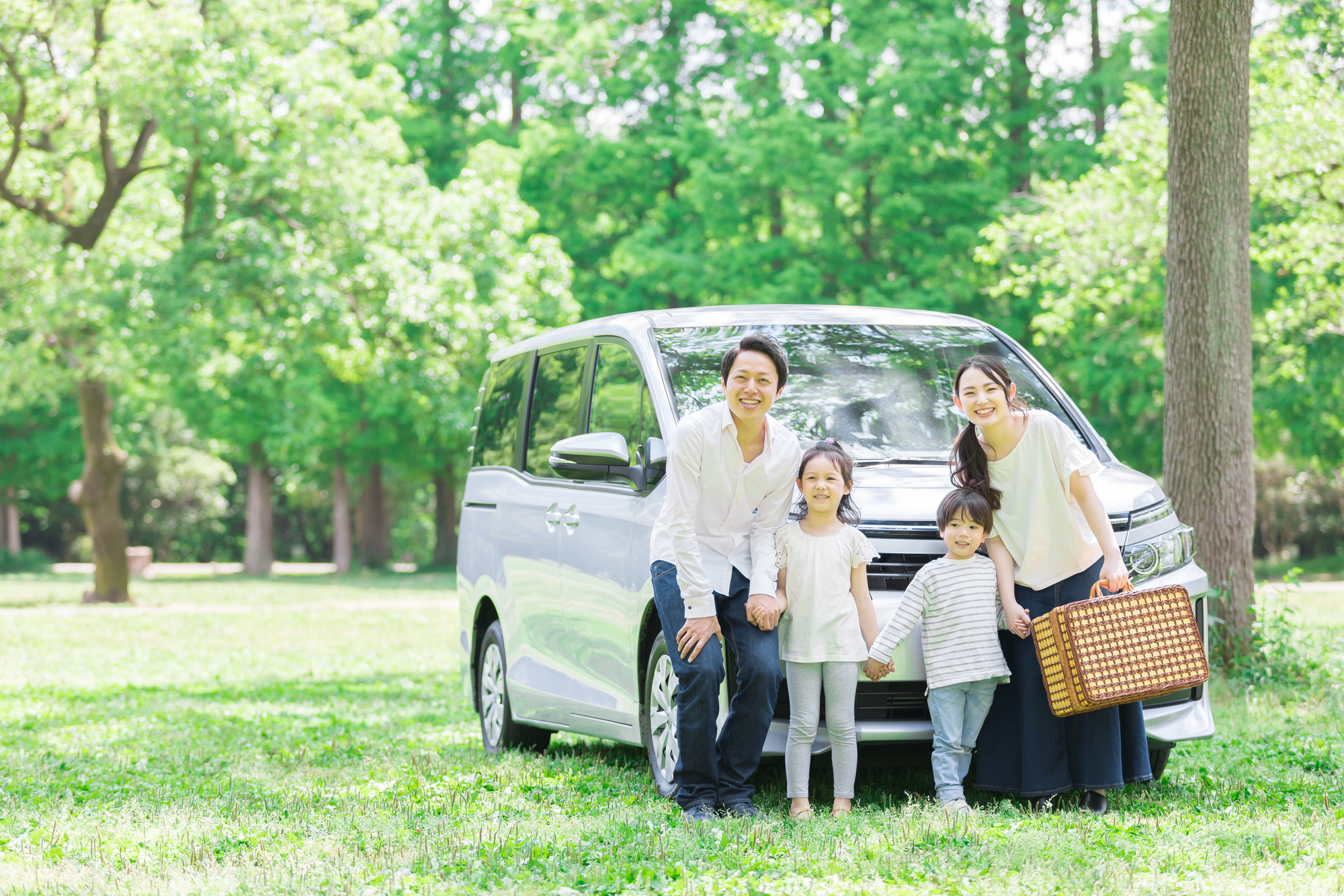 家族で車の前に立つ